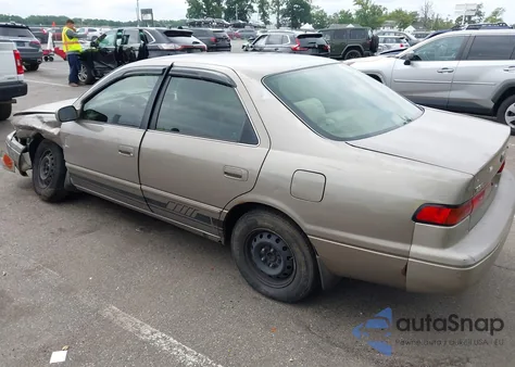 1999 Toyota Camry Le z USA, uszkodzony, nr VIN 4T1BG22K0XU593209